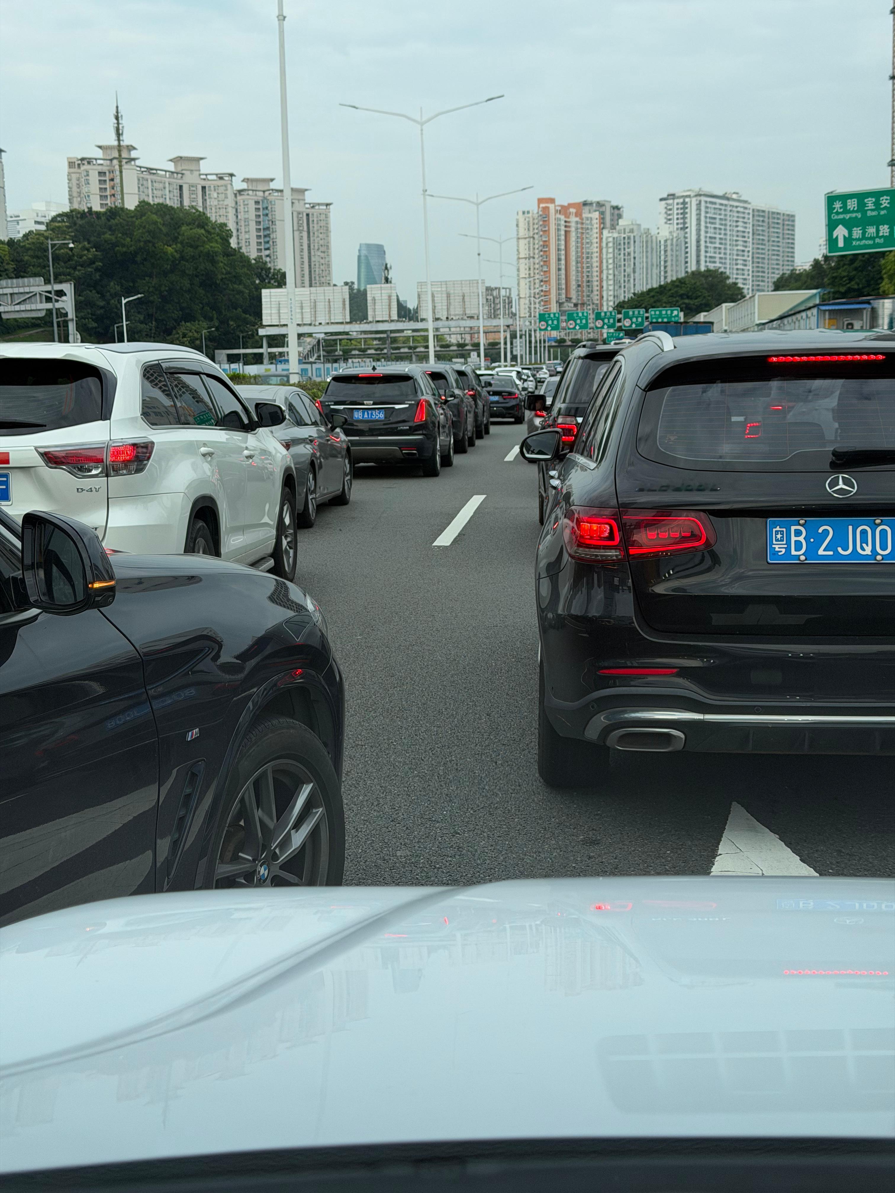 所以，一直比较好奇，本来就很堵车了，还来回变道的朋友，是快很多么？变完以后一样堵