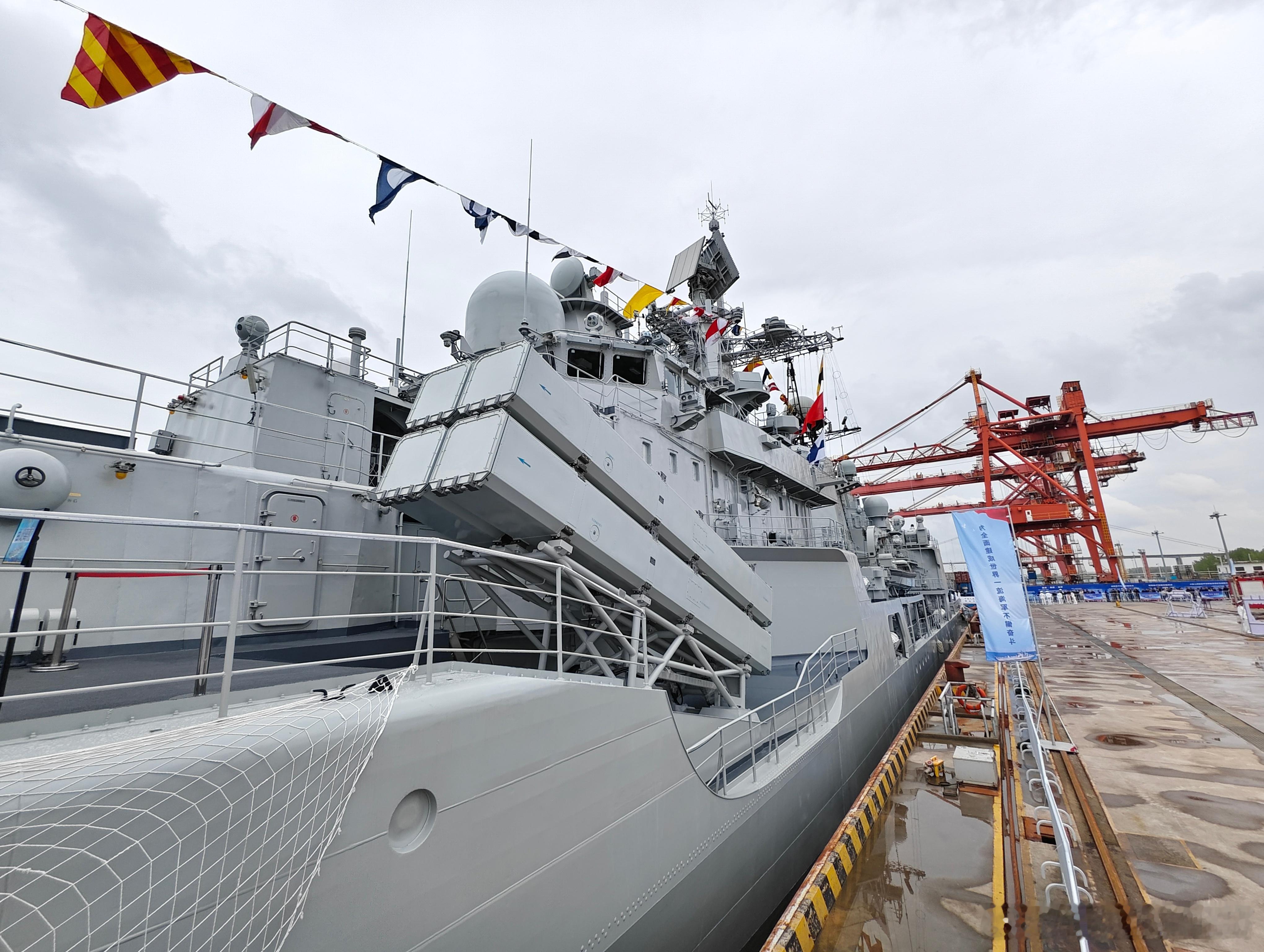 飞扬军事 泰州舰的中期改装，除了舰艏的双管130毫米舰炮外，其余武备全部换为国产