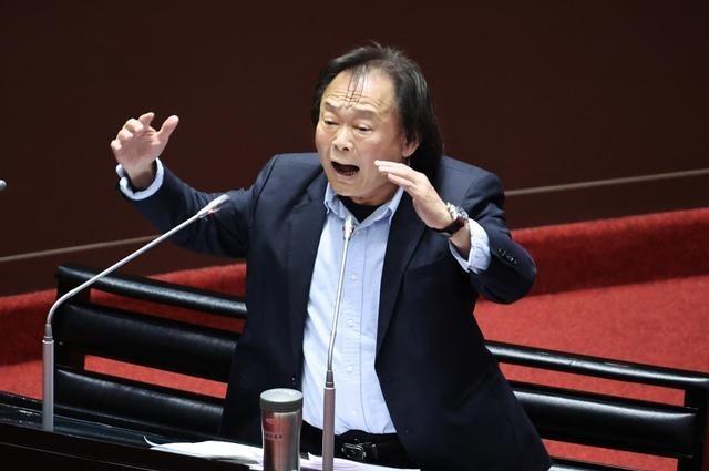 大陆新法7月1日落地，赖清德急喊不接受，王世坚喊话大陆收起刀枪谈交流。
7月1日