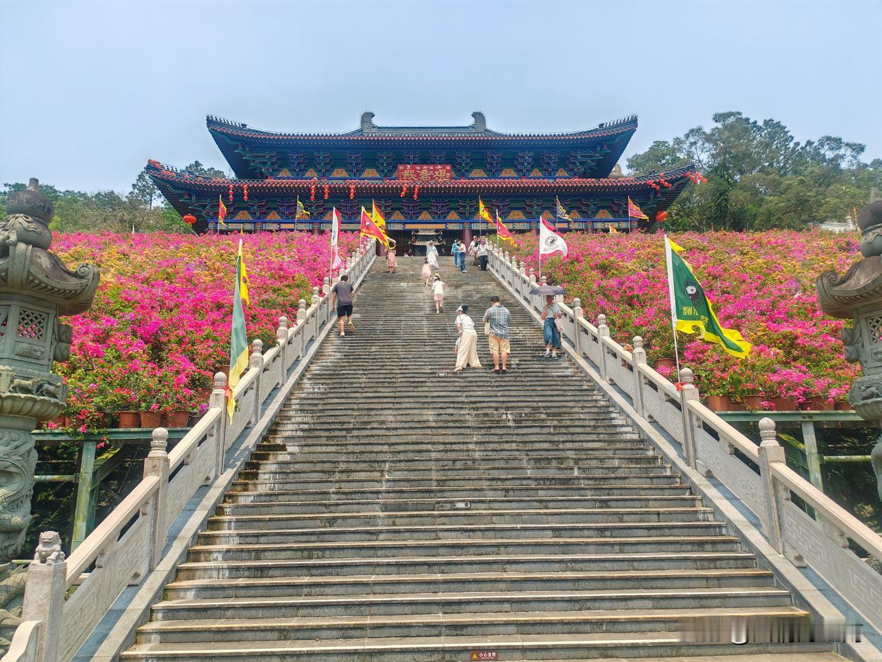 发现文笔峰又新增了一座观音殿，大殿望去巍峨壮观。殿内并排三尊高大观音立像，低眉垂