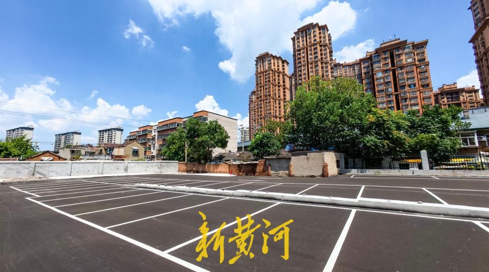 铁路旁闲置地块变身社区停车场 济南义和北街新增千余平方米停车位
