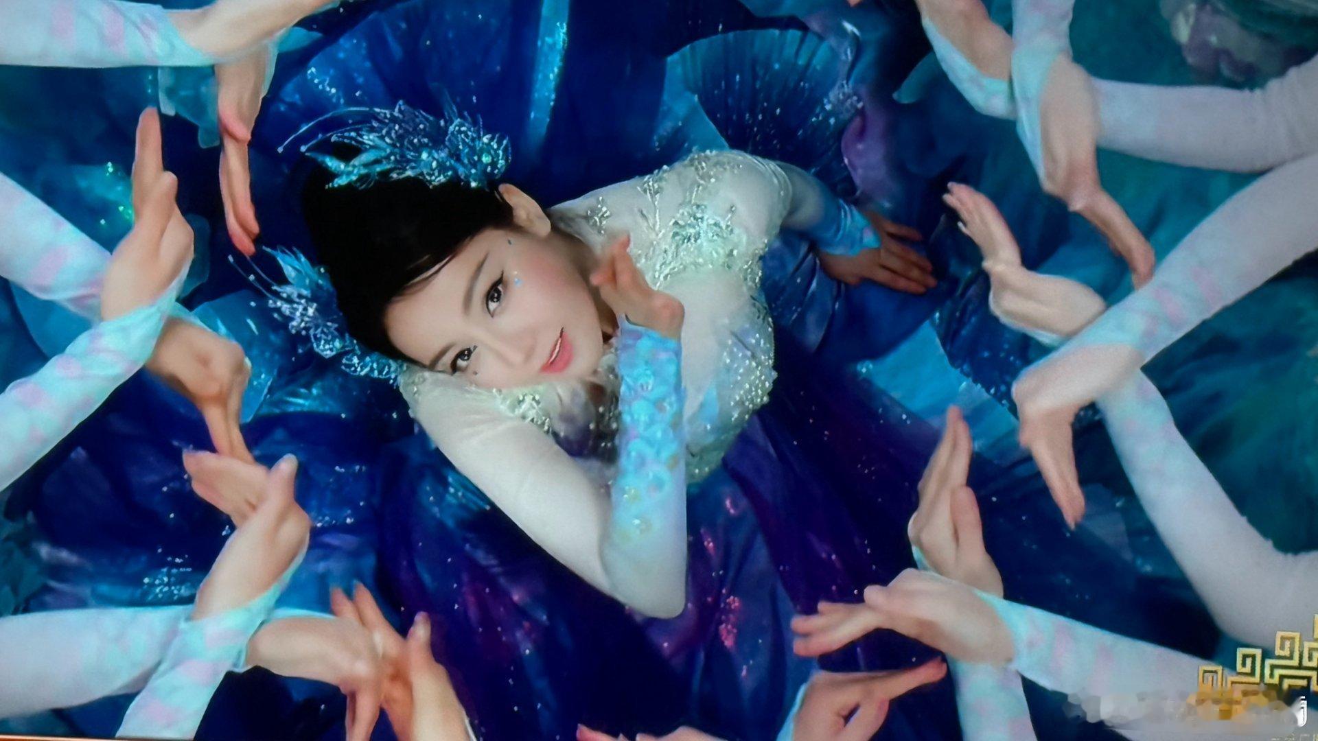 春晚热巴第一个镜头，好美啊啊啊啊啊 