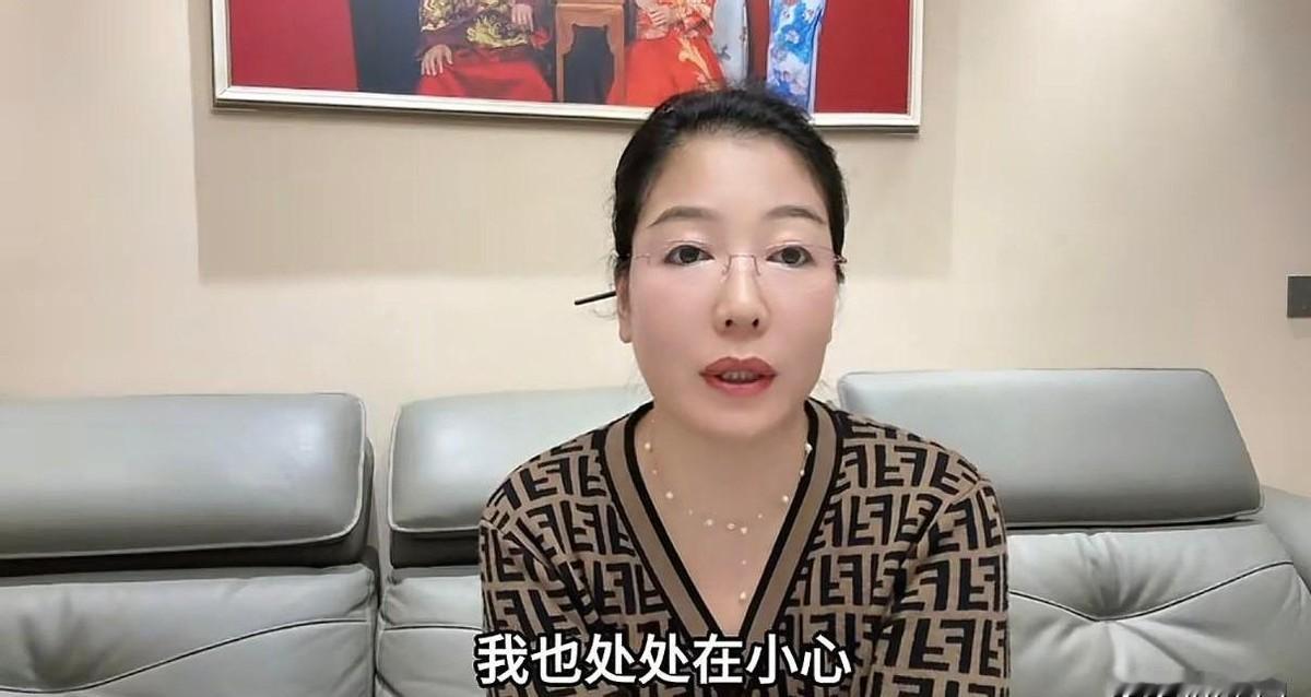 安娴把她的洋老公山姆带回国，本以为是幸福生活的开始。
结果才一个月，两个人就开始