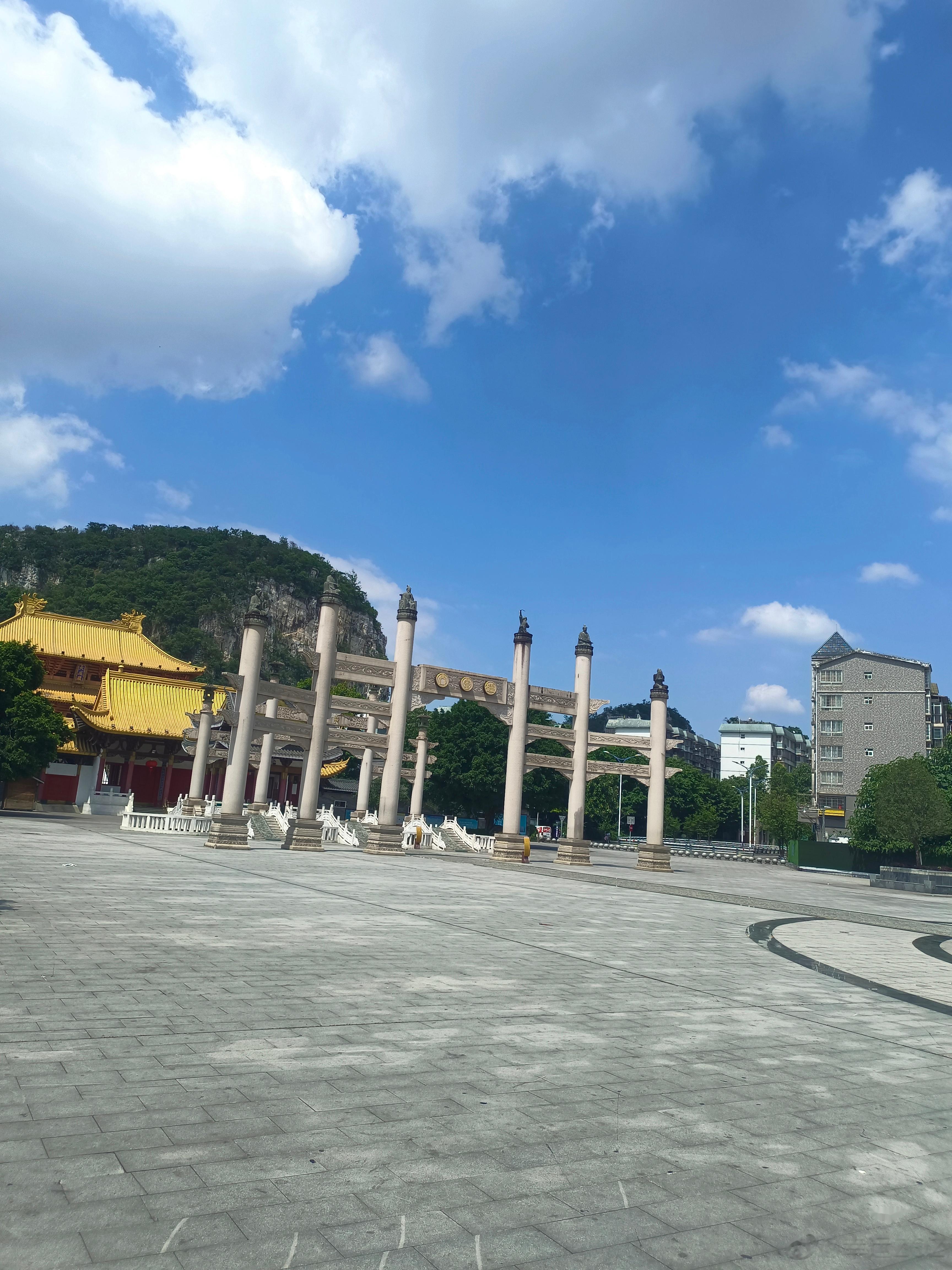 柳州文庙[微风]好大的太阳[微风]准备回家了，大学生活要再见了，读书好幸福[笑哈
