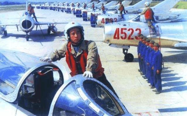 1990年8月，一个中午，一架原本应该执行训练任务的歼‑6战机突然偏离航线，沿着