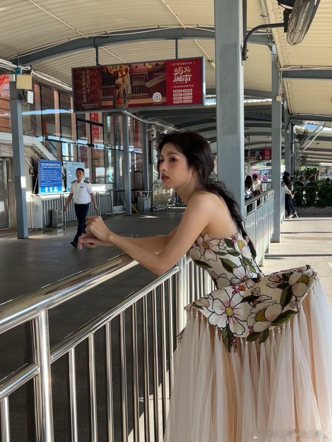 金鸡奖的高清镜头完全没难倒鹤男，第一个出图就美出新高。她的礼服精致又有质感，贵气