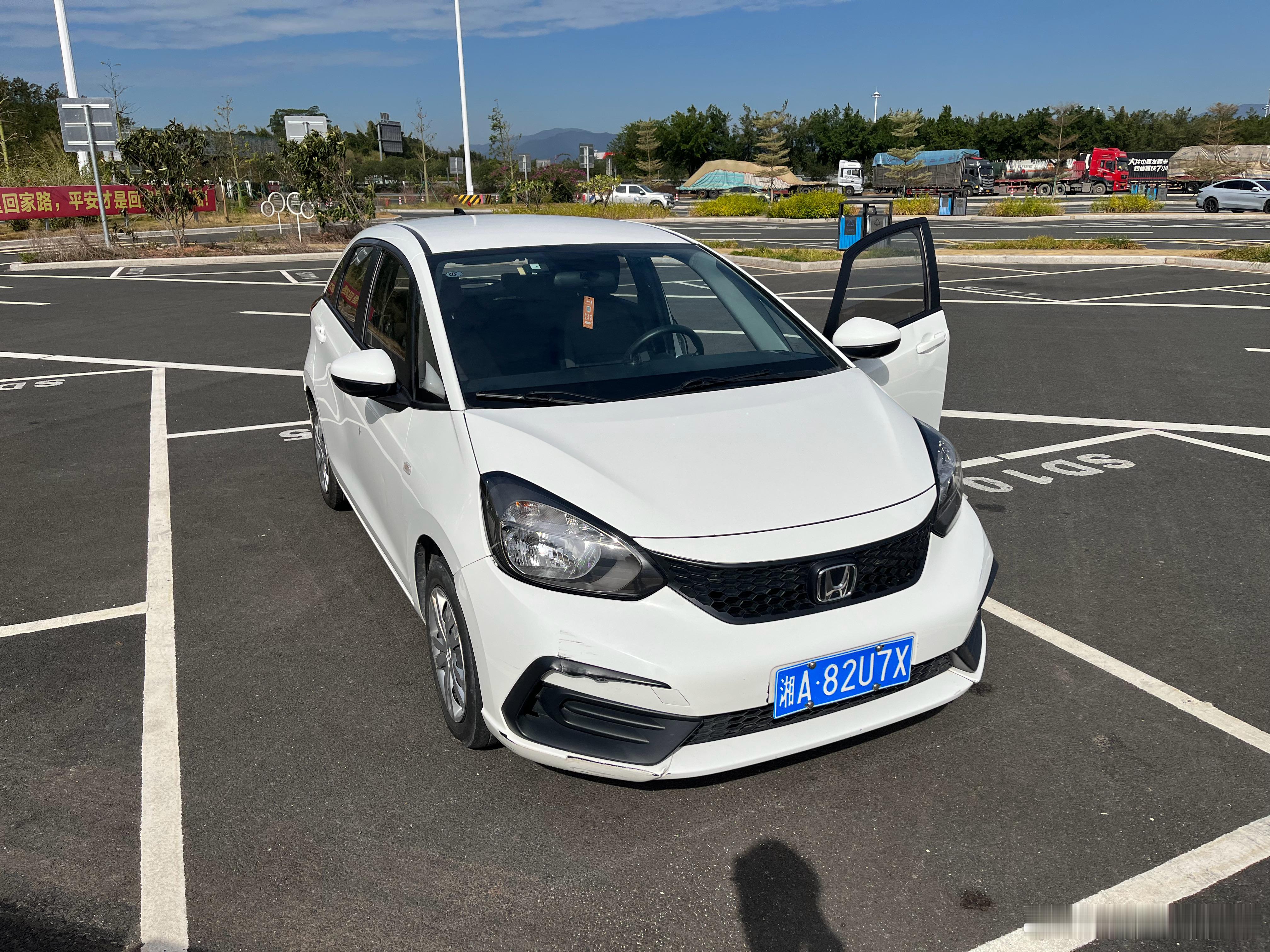 广州车展媒体日都没去，租了台战损版小飞度，来潮汕吃牛肉火锅了说实话，北方的胃还是