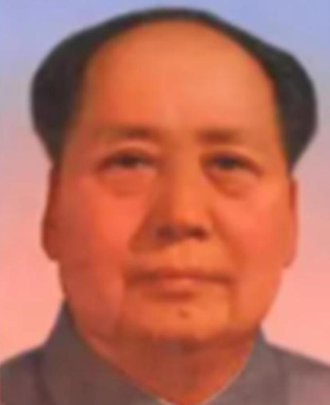 1950年，铁匠朱其升看到家家户户都挂上了毛主席头像，他越看这个人越眼熟，于是偷