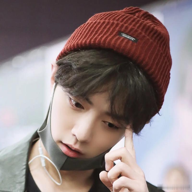 肖战帽子盖不住两个耳朵 每次戴帽子，耳朵总是遮一只漏一只，只能自己手动调整，掀起
