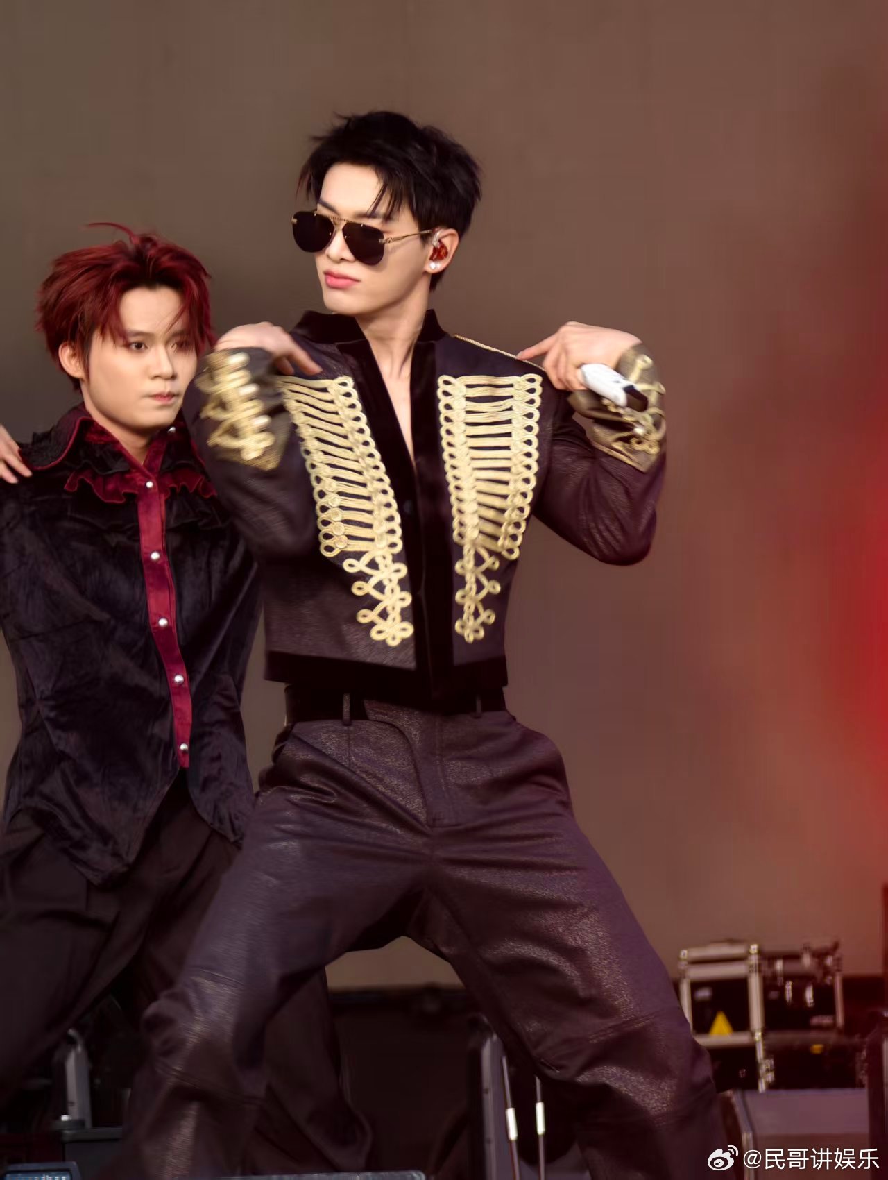 姚琛腹肌富有且慷慨姚琛腹肌生图 姚琛音乐节舞台杀疯了！大方秀腹肌，每块都透着力量