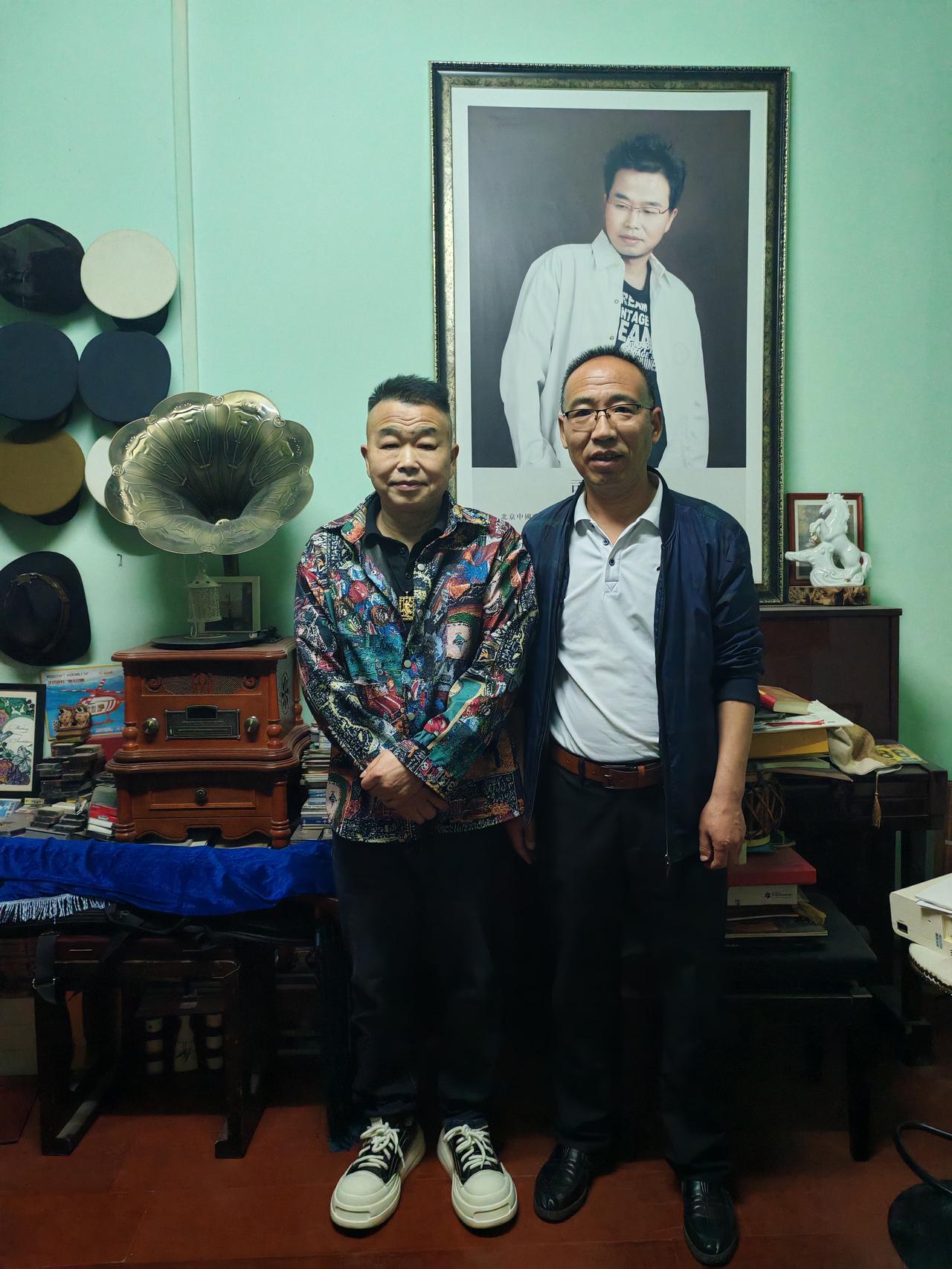 司马HOHO是中国娱浪网音乐总监、西安音乐家协会艺术中心主任，陕西籍流行歌手。其