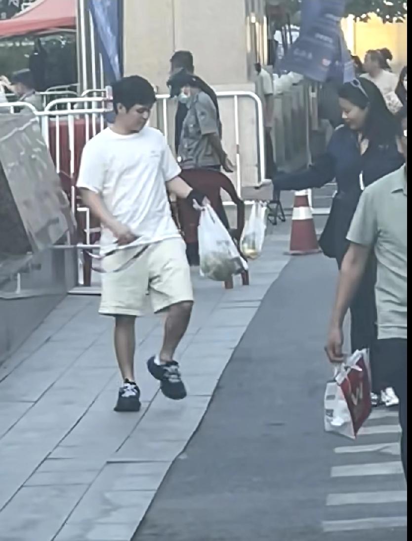 林诗栋到新疆啦，哈密瓜安排上！
 
小石头林诗栋抵达乌鲁木齐，立马融入节奏～ 一