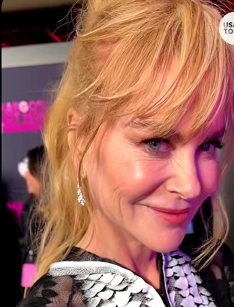 58岁的妮可·基德曼，这次真的“杀”疯了。
 

前几天她在纽约现身，穿着那件半