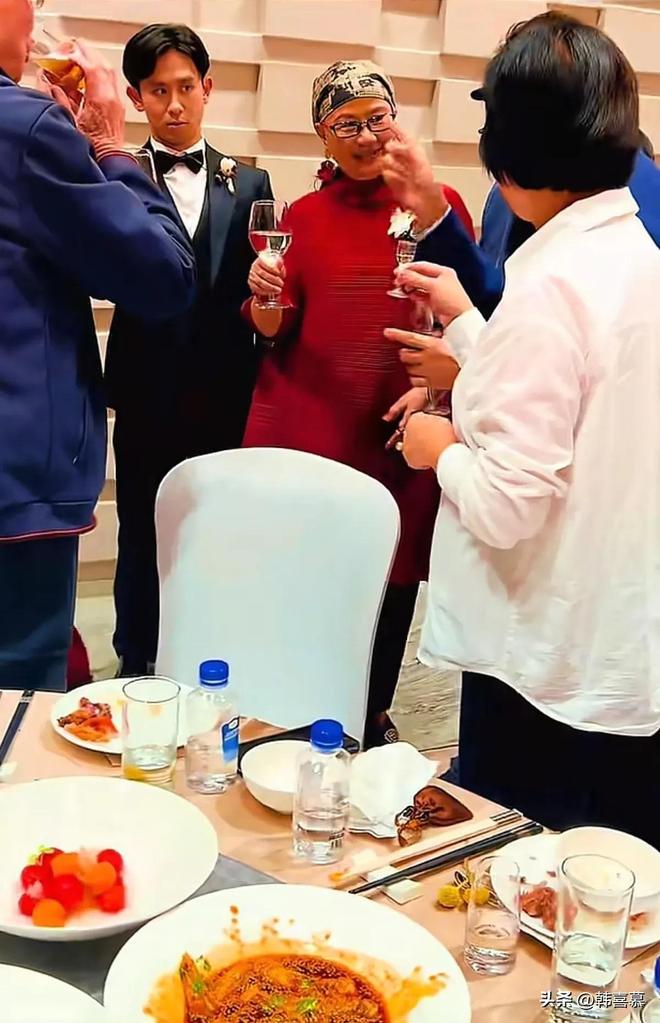 《刘欢的女儿和女婿》
这是刘欢的女婿陈诗洋，人长得还行，小脸盘，悬胆鼻，深眼窝，