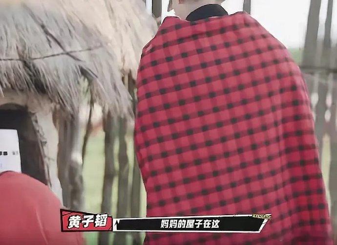 黄子韬节目名场面！因肩膀太宽被卡在房门外，进不去房间超喜感，这独特状况让人忍俊不