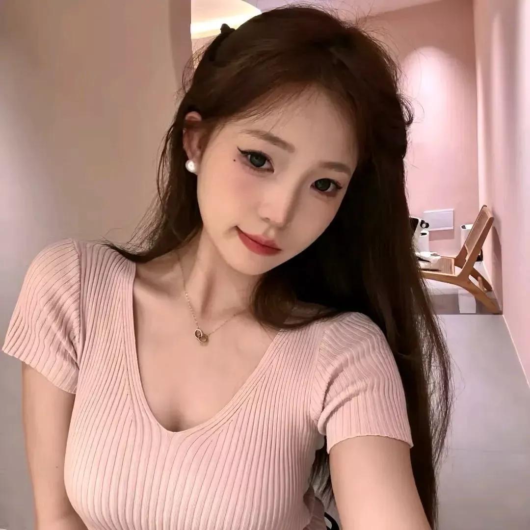 甜美的少女自拍，粉色毛衣搭配优雅项链，温柔可人。少女心自拍 淡淡的粉色毛衣 温柔