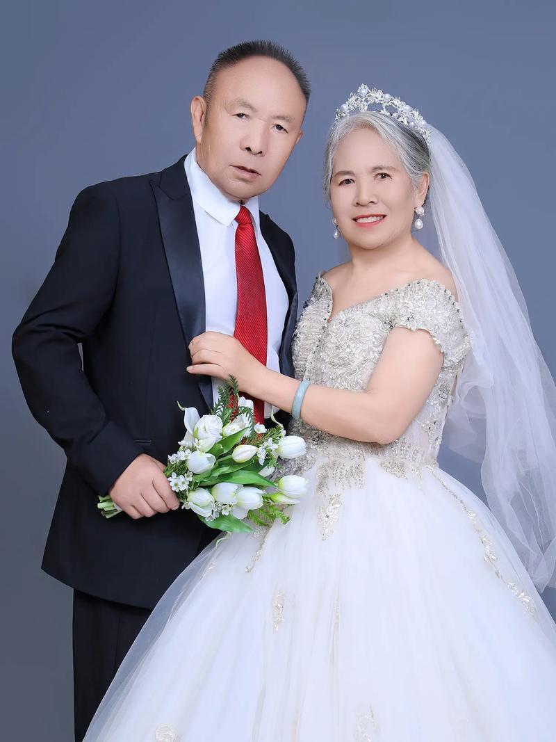 人都说少年夫妻老来伴，意思就是说人到老年再没有谈情说爱的要求和冲动了，最关键是相