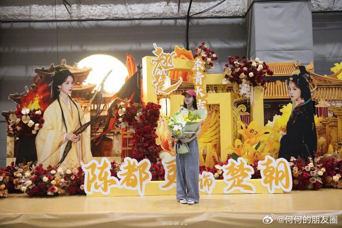 陈都灵发翘楚杀青文陈都灵翘楚首发剧照《翘楚》杀青，陈都灵饰演的楚朝大王给人一种很