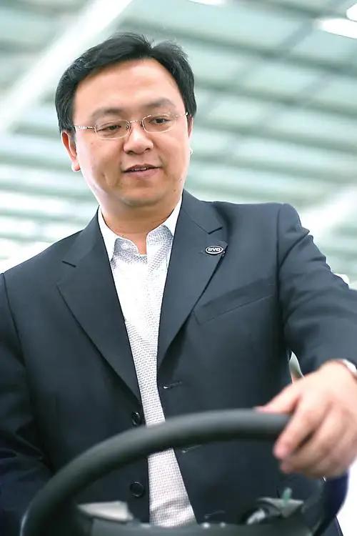 卖了460万辆，净利润只有326亿
2025年比亚迪全球销量第一，却睡不着。宁德