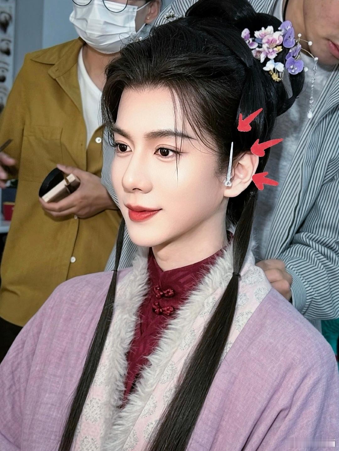 潘毅鸿回应兰香如故男扮女装潘毅鸿男扮女装的剧照出圈，原宣传计划被打乱。他直接发图