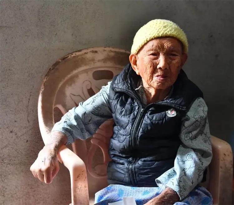 王志凤，出生于1924年，海南澄迈人。
王志凤在父母双亡后与两个弟弟相依为命。1