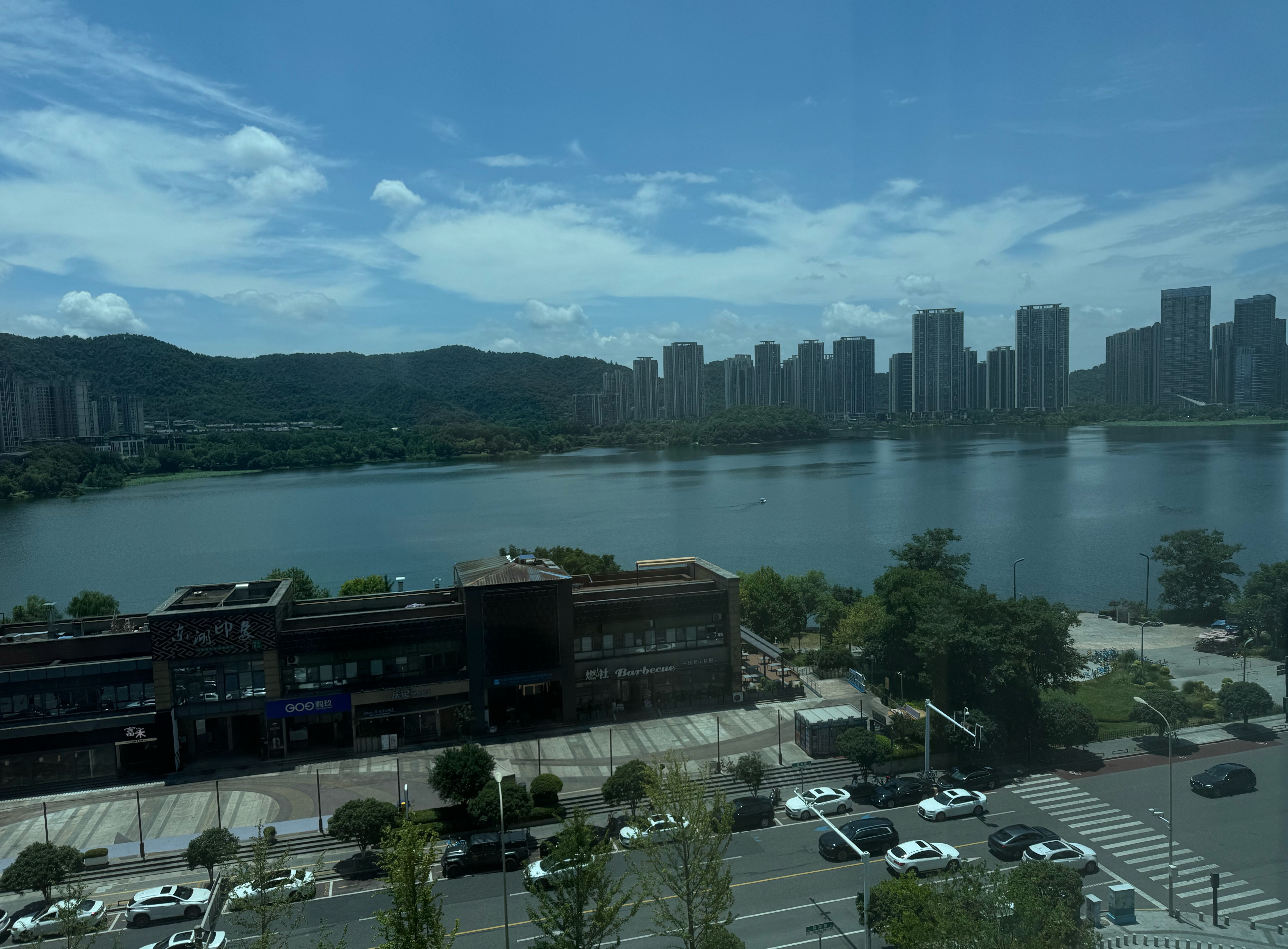 才意识到梅溪湖真的有一个湖 