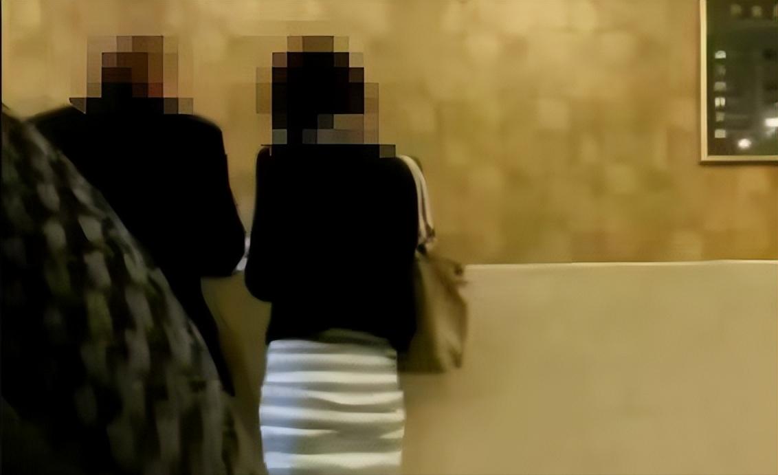 广西柳州，一男子撩到一个女的，想要线下见面，女的真的就乱约，答应了跟男子去开房。