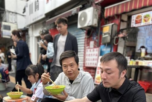 大家发现了吗?
雷军越来越不对劲了。
明明他都已经57岁了，却变得越来越接地气了