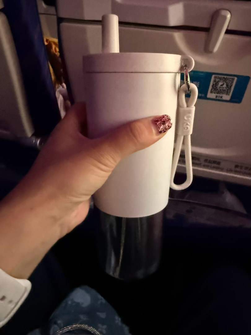 直接给乘务员杯子，装了满满一杯矿泉水～出发🛫。明天上午10点见～