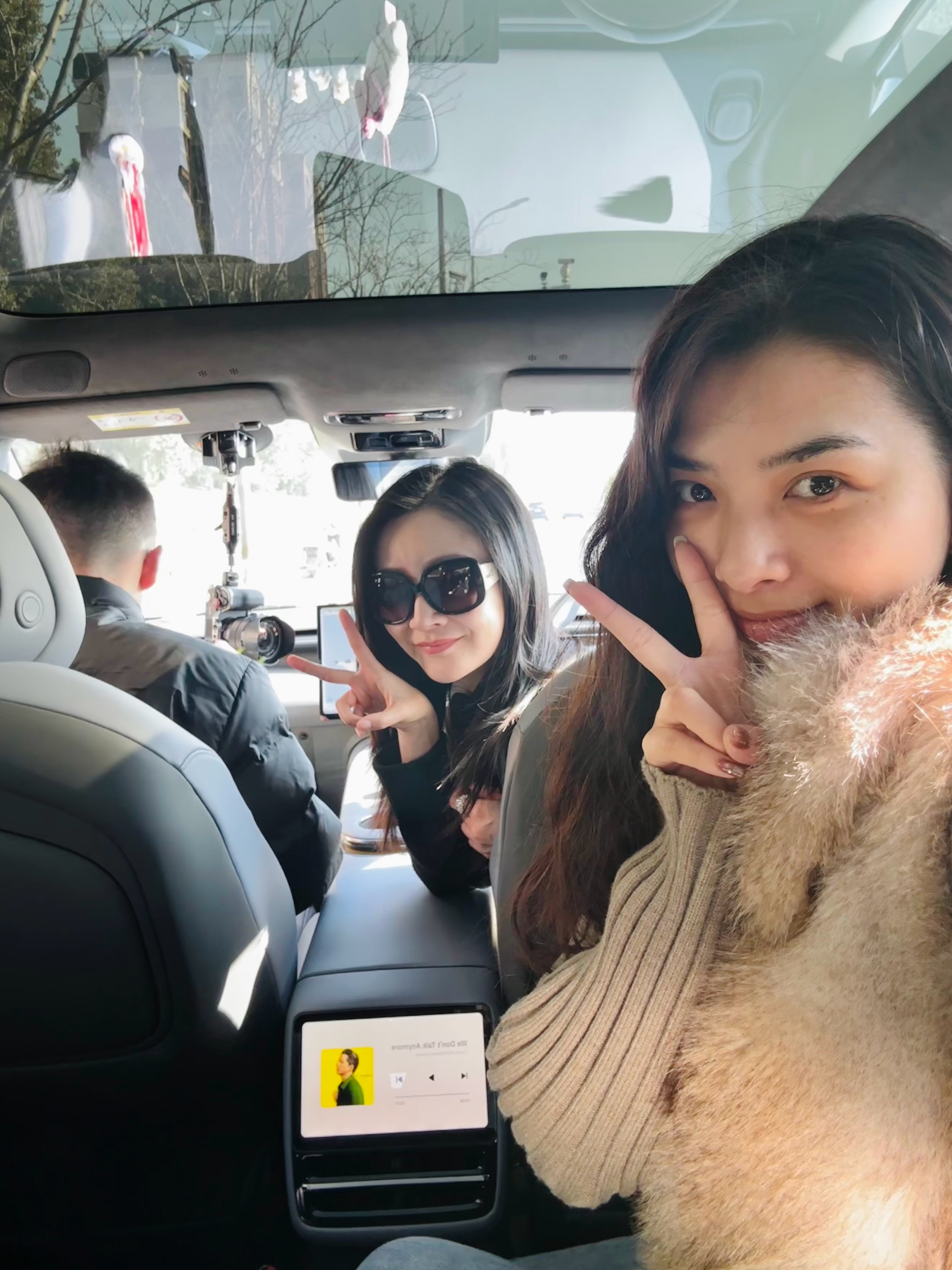 小助理我回归上班了💼！现在团队出发去哪呢？你们去看朵姐微博就知道了 