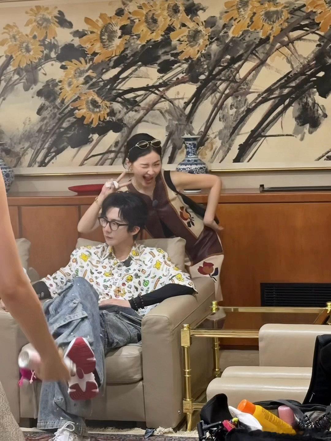 刘宇宁金靖live合照金靖晒和刘宇宁合照live图刘宇宁一身穿搭松弛又慵懒，金靖