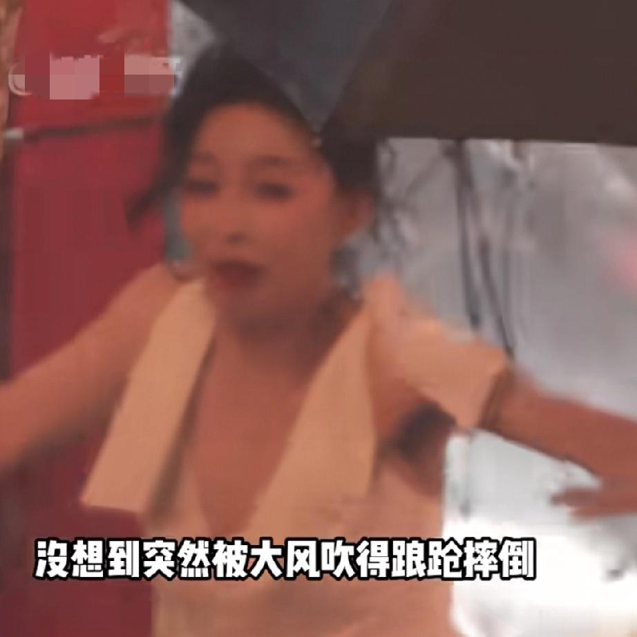 有一件事我一直想说 但是又怕粉丝打我 看到孙怡在户外被大风刮倒的画面，我实在忍不