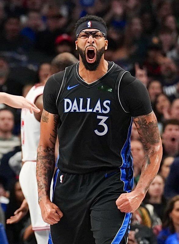 自NBA开始正式统计盖帽和抢断（1973-74赛季）以来，单场至少25分+10篮