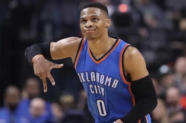 NBA MVP赛季的威少到底有多猛？场均31.6分10.7篮板10.4助攻；总计