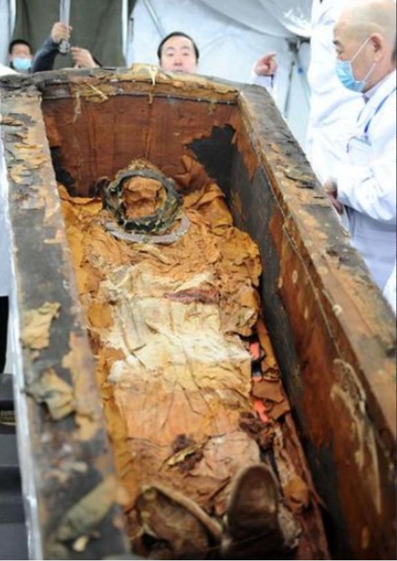 1982年，四川挖出一具遗骸，让人震惊的是，遗骸的脚上带着7公斤铁链，脚踝处还钉