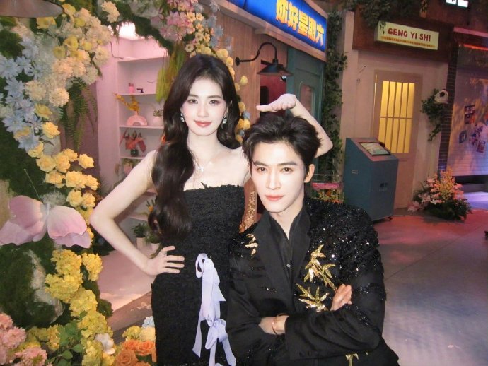 白鹿王星越四搭的默契 四搭的默契早已心有灵犀，被问五搭规划的同步反应，甜翻全场，