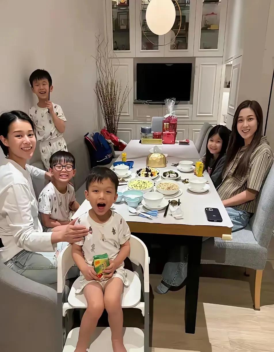 看看香港的明星，家里也是那么拥挤。
这两位大家认识不，看的出来，她们的家的客厅非