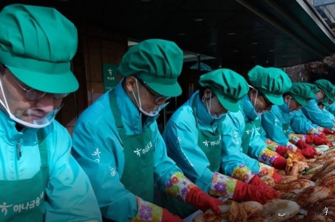 在韩国首尔西边约30公里的仁川，一间南韩泡菜工厂依循30多年来腌制高丽菜的流程运