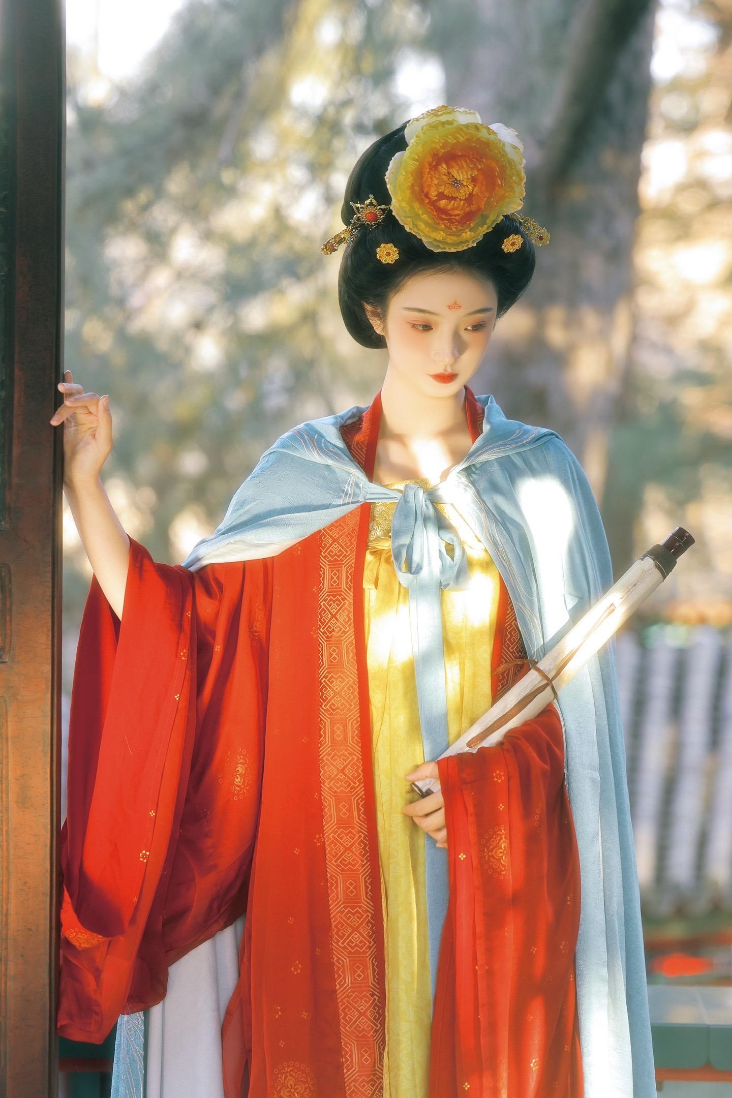 “云想衣裳花想容”国色芳华县主仿妆。摄/后：我