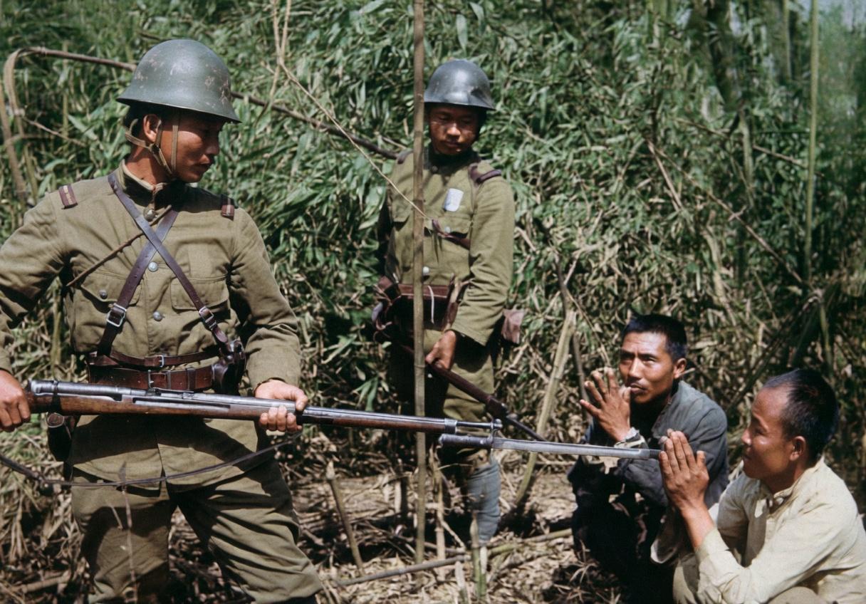 这张照片是侵华日军在华暴行的直接罪证，记录了抗日战争期间，日军士兵用刺刀胁迫中国