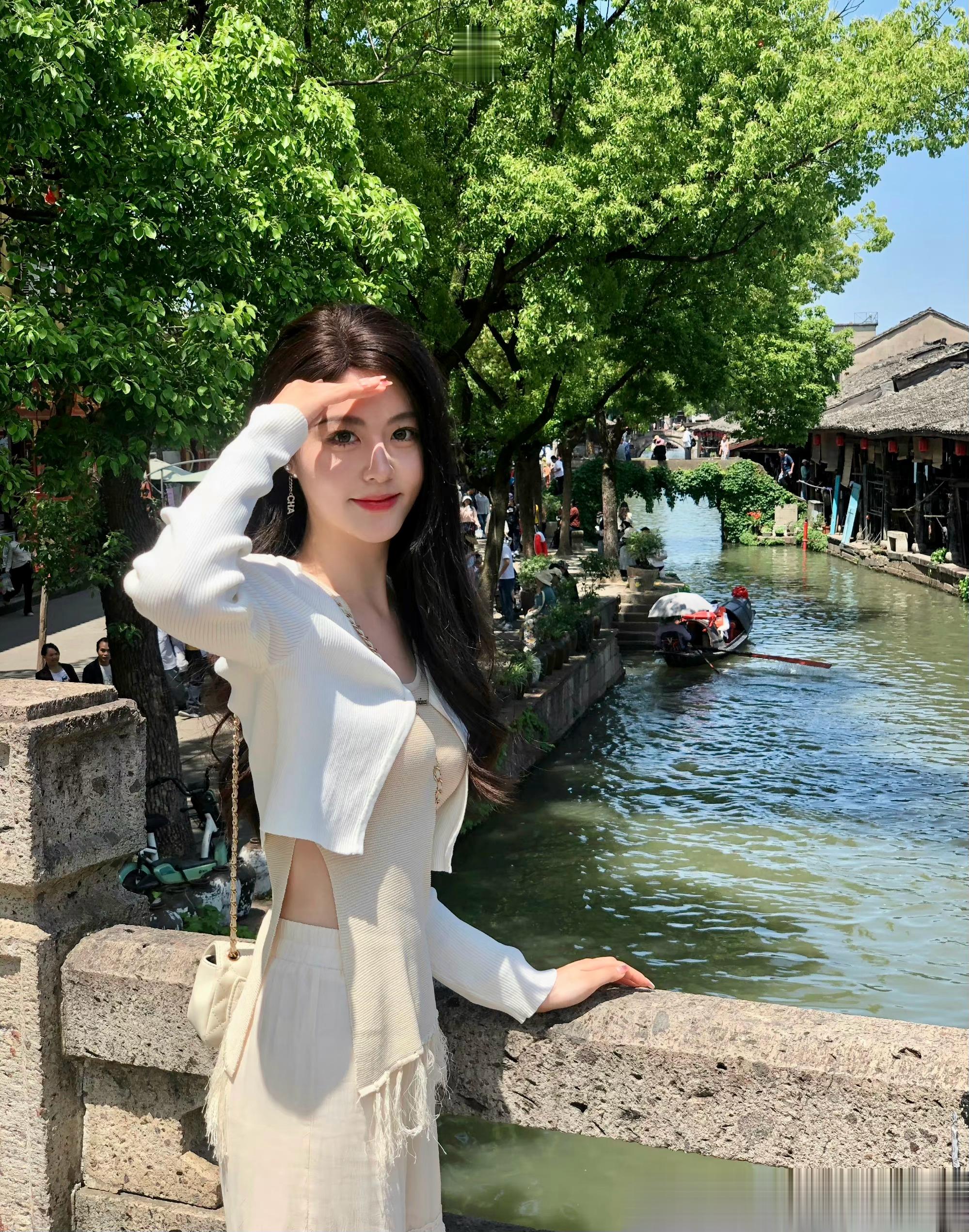 诗人（王立新）你一个天上下来的人何必与人间一般见识凡人都拼命想留凡尘只有你努力想