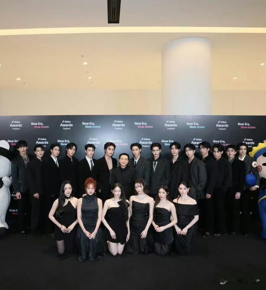 这是什么阴间操作？
泰国某颁奖礼现场，男艺人站后边，女艺人穿着裙子跪前边拍照，中