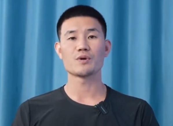 “嘎子”谢孟伟这下可摊上大事了，被执行超1400万。他之前穿警服直播带货，结果被