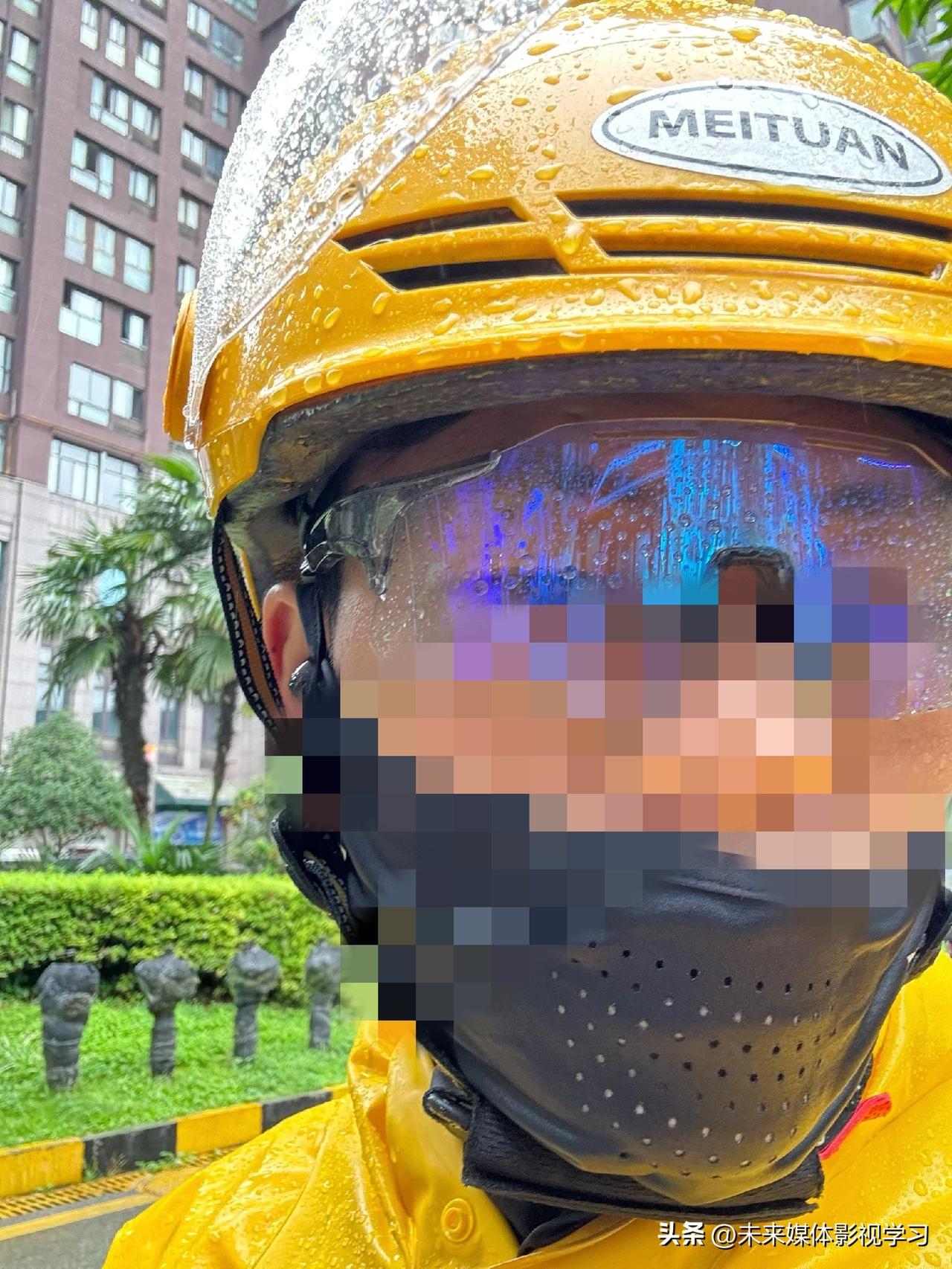 大雨里浑身湿透的外卖员：生活从没有容易二字
 
刷到这条朋友圈瞬间心里发酸。
暴
