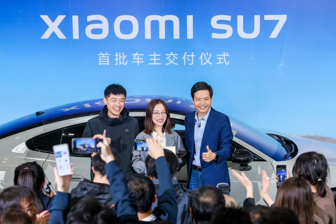 小米SU7创世版交付，雷军亲自为车主开门！4月3日，小米SU7举办了交付仪式，雷