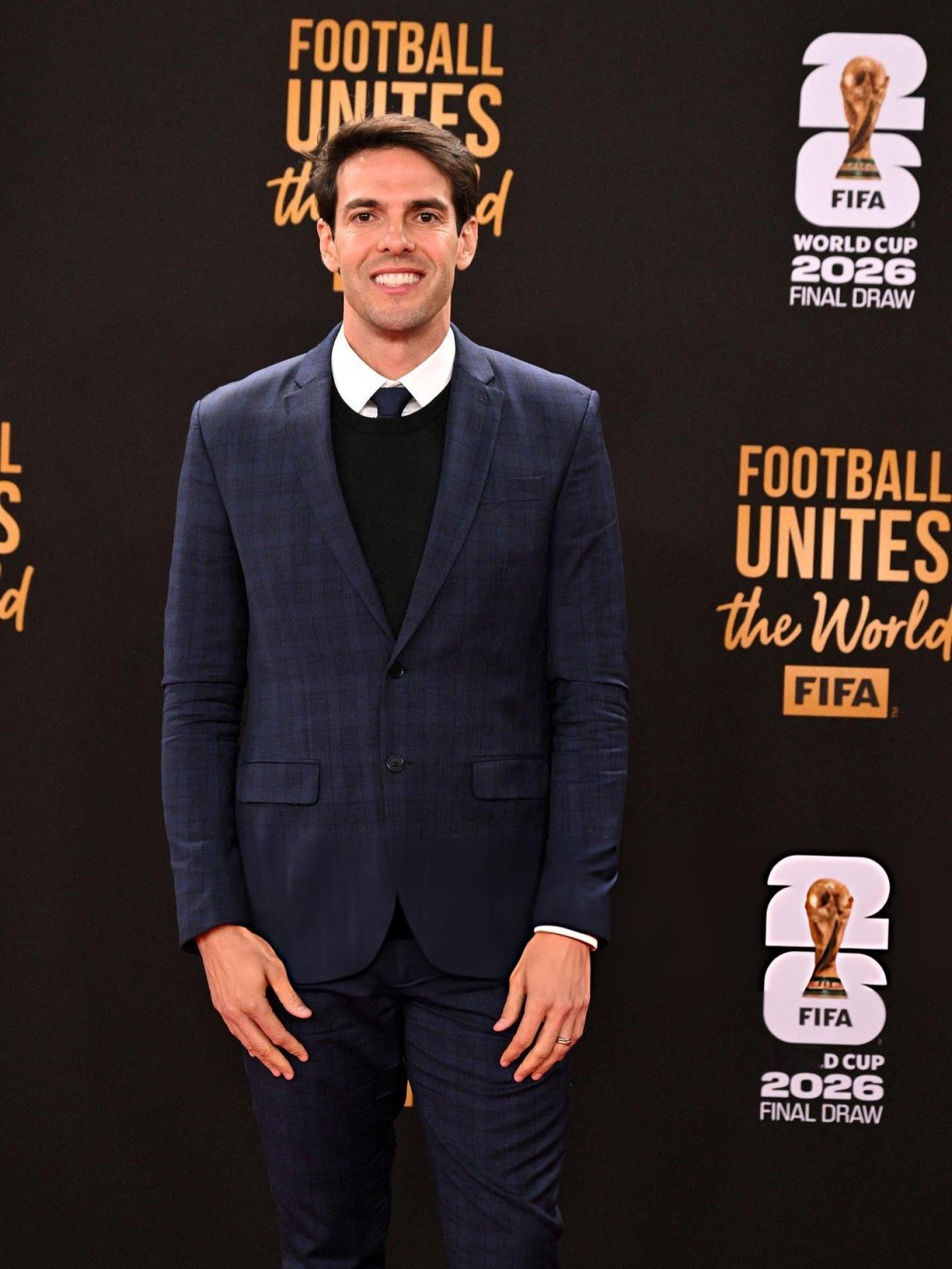 【📸】 🔴⚫️出席美加墨世界杯 抽签仪式的卡卡🇧🇷。👍🏻ac米兰名宿