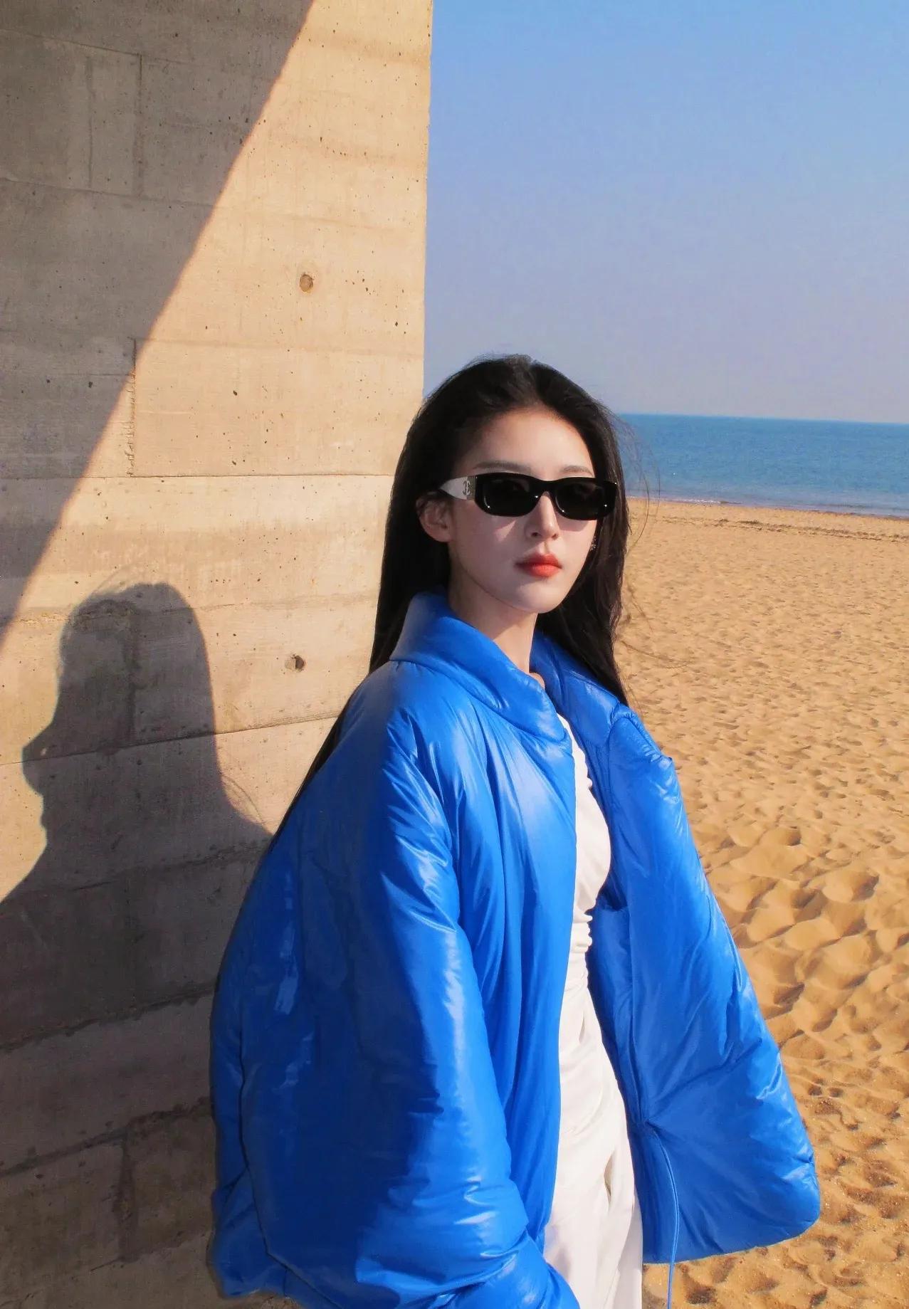 海边漫步，蓝色外套与阳光的完美搭配🌊👗🕶️