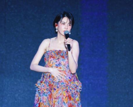 在广州演出，女歌手直呼：好久没流这么多汗了……网友：像从泳池里出来，就在这样一个