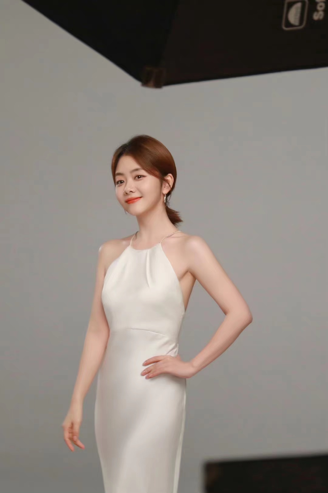 #谭松韵挂脖白裙#谭松韵挂脖白裙好美 #谭松韵侧拍花絮图# ​​​