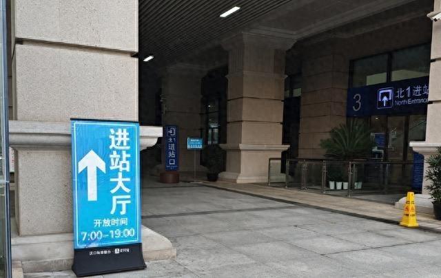 8月1日报道湖北武汉，一男子为赶6:43的高铁，精准规划时间，6:30便提前抵达